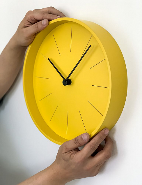 Часы настенные Ozzy, желтые с логотипом в Астрахани заказать по выгодной цене в кибермаркете AvroraStore