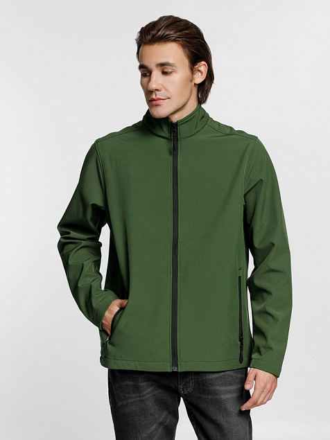 Куртка софтшелл мужская RACE MEN, темно-зеленая с логотипом в Астрахани заказать по выгодной цене в кибермаркете AvroraStore