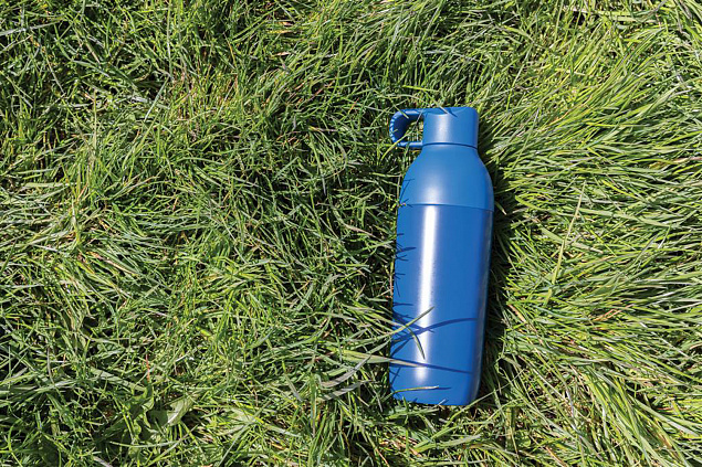 Вакуумная бутылка Flow из переработанной нержавеющей стали RCS, 500 мл с логотипом в Астрахани заказать по выгодной цене в кибермаркете AvroraStore