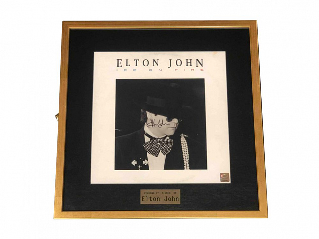 Пластинка с автографом Элтона Джона с логотипом в Астрахани заказать по выгодной цене в кибермаркете AvroraStore