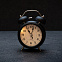 Настольные часы с будильником в ретро стиле, черный с логотипом в Астрахани заказать по выгодной цене в кибермаркете AvroraStore