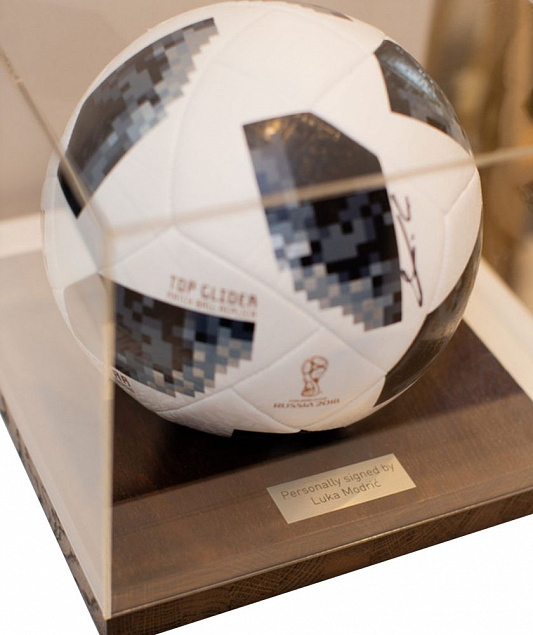 Футбольный мяч с автографом Луки Модрича с логотипом в Астрахани заказать по выгодной цене в кибермаркете AvroraStore