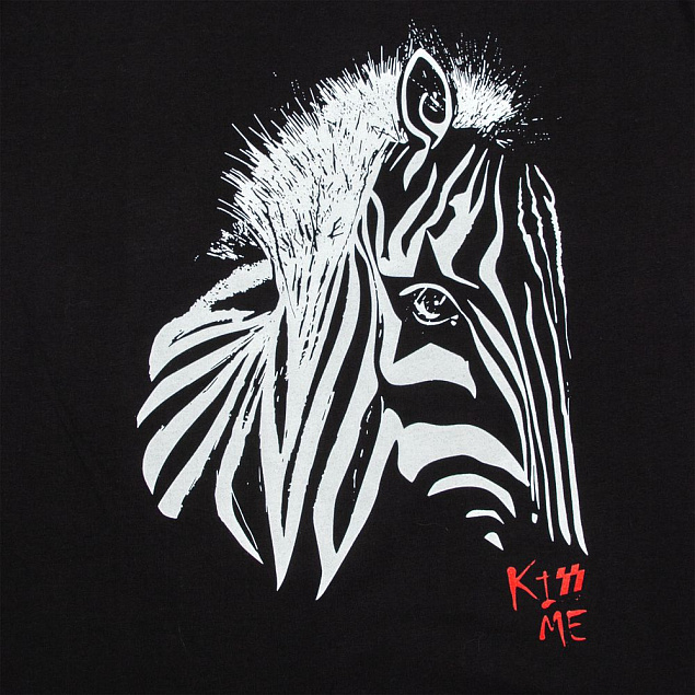 Футболка мужская «Арт-рокстар. Kiss Me», черная с логотипом в Астрахани заказать по выгодной цене в кибермаркете AvroraStore