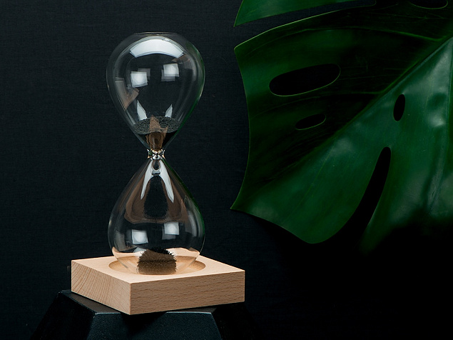 Песочные магнитные часы на деревянной подставке Infinity с логотипом в Астрахани заказать по выгодной цене в кибермаркете AvroraStore