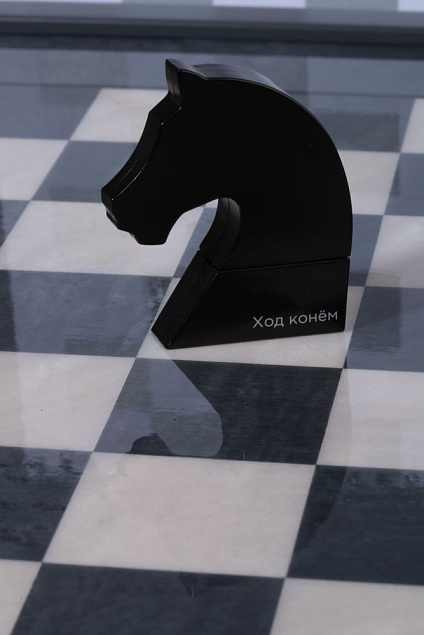 Флешка из серии «Ход конем», черная, 8 Гб с логотипом в Астрахани заказать по выгодной цене в кибермаркете AvroraStore