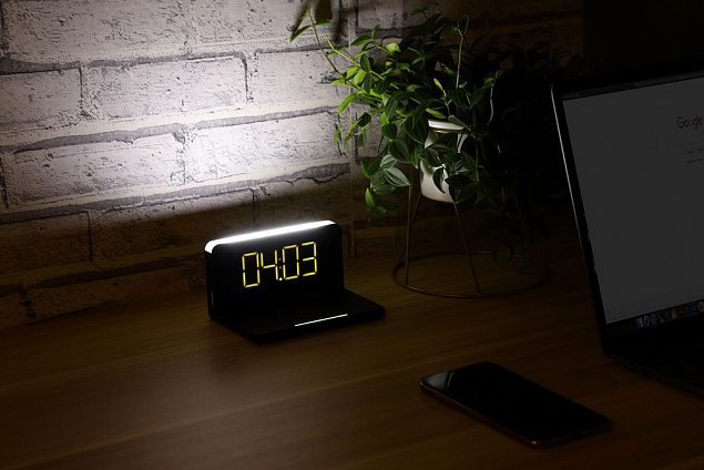 Часы настольные с беспроводным зарядным устройством Pitstop, черные с логотипом в Астрахани заказать по выгодной цене в кибермаркете AvroraStore