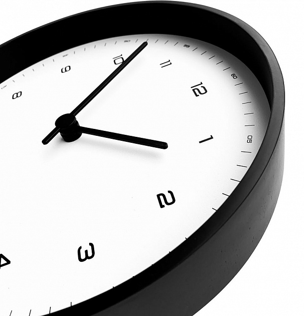 Часы настенные Flash, белые с черным с логотипом в Астрахани заказать по выгодной цене в кибермаркете AvroraStore