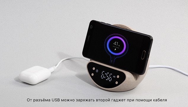 Настольные часы "Smiley" с беспроводным (10W) зарядным устройством и будильником, пшеница/бамбук/пластик с логотипом в Астрахани заказать по выгодной цене в кибермаркете AvroraStore