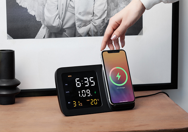 Настольные часы "Smart Screen" с беспроводным (15W) зарядным устройством, гигрометром, термометром, календарём, с подсветкой логотипа с логотипом в Астрахани заказать по выгодной цене в кибермаркете AvroraStore