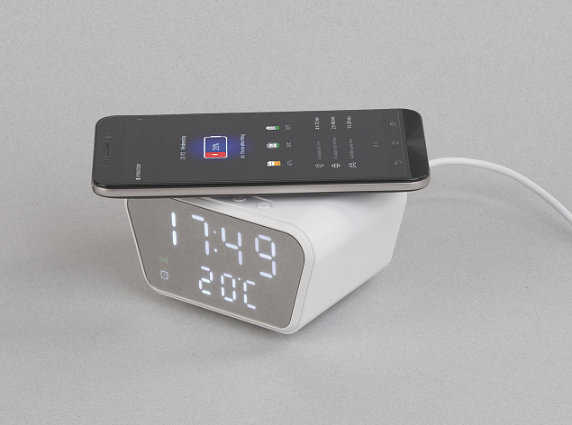 Настольные часы "Smart Clock" с беспроводным (15W) зарядным устройством, будильником и термометром с логотипом в Астрахани заказать по выгодной цене в кибермаркете AvroraStore