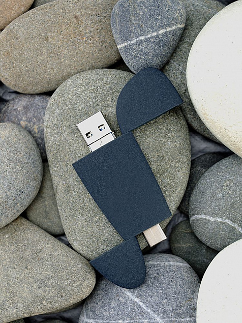 Флешка Pebble universal, USB 3.0, серо-синяя, 32 Гб с логотипом в Астрахани заказать по выгодной цене в кибермаркете AvroraStore